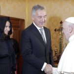 ХОЋЕ ДА НАС ПОУНИЈАТЕ: Нема уласка у ЕУ, без приклоњења папи!