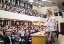 УРНЕБЕСАН ВИДЕО: Јелена Ђоковић заборавила српски!