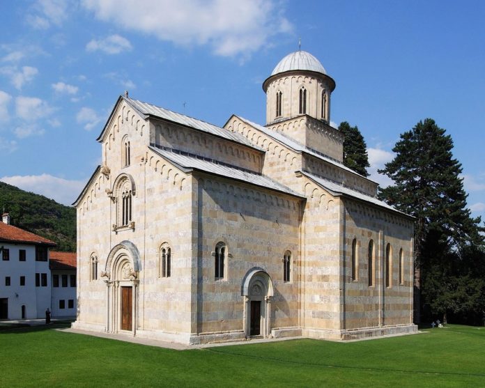 1200px-Manastir_Visoki_Dečani_(Манастир_Високи_Дечани)_-_by_Pudelek.