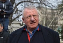 Вучићева дворска луда!